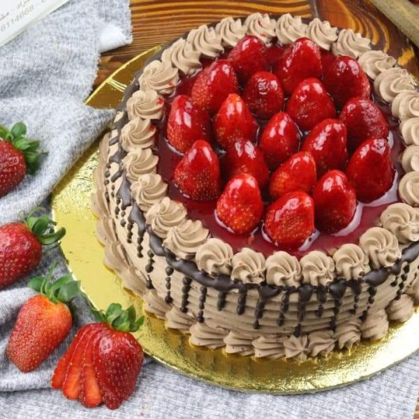 قالب كاتو شوكولا وفريز محشي فواكهه